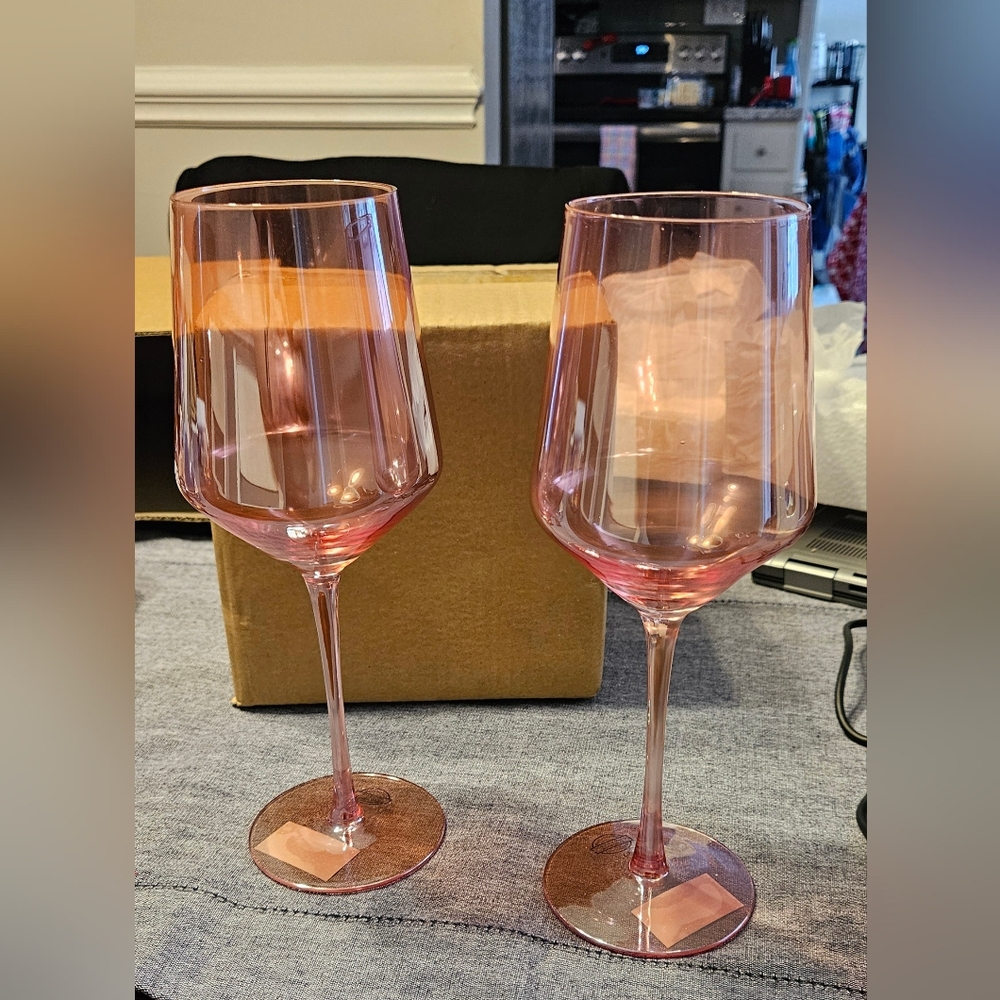 Set of 2 beautiful pink wine glasses